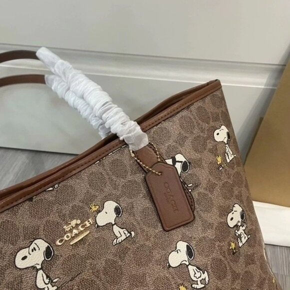 Coach X Peanuts City Tote Bag In Signature With Snoopy Print - Picture 7 of 8